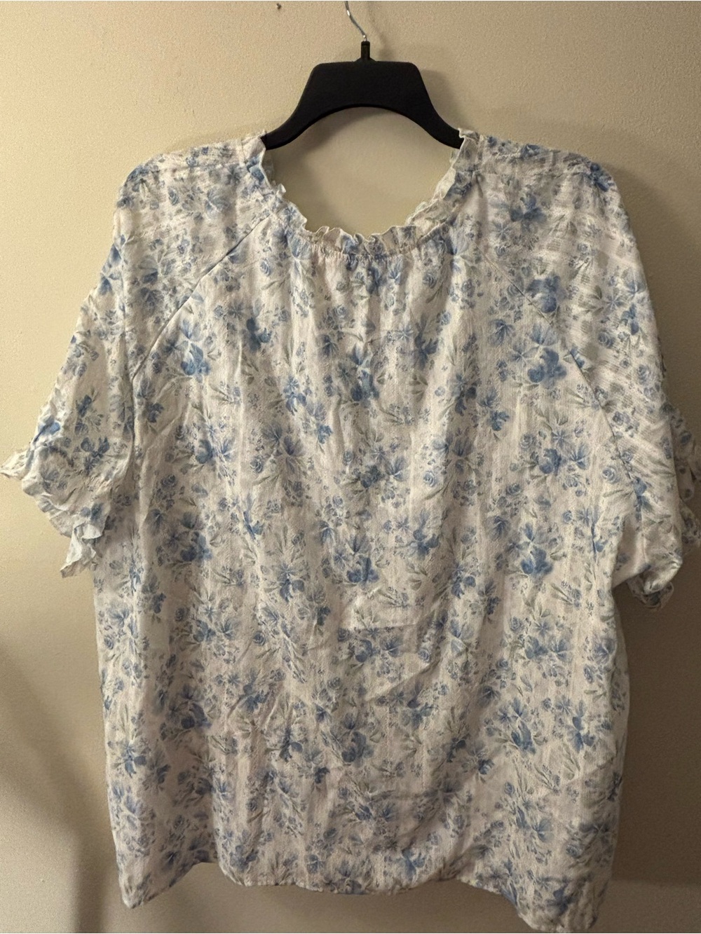 BloomChic Blue Floral V-Neck Short Sleeve Top Size 26 NWT - Picture 3 of 3